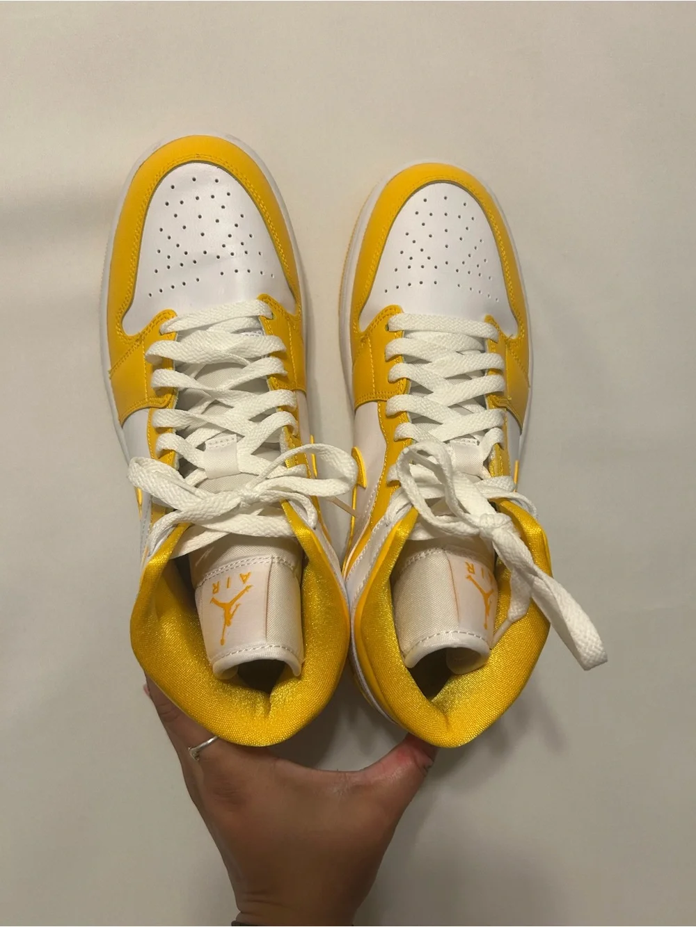Nike Air Jordan 1 Mid - White & Yellow